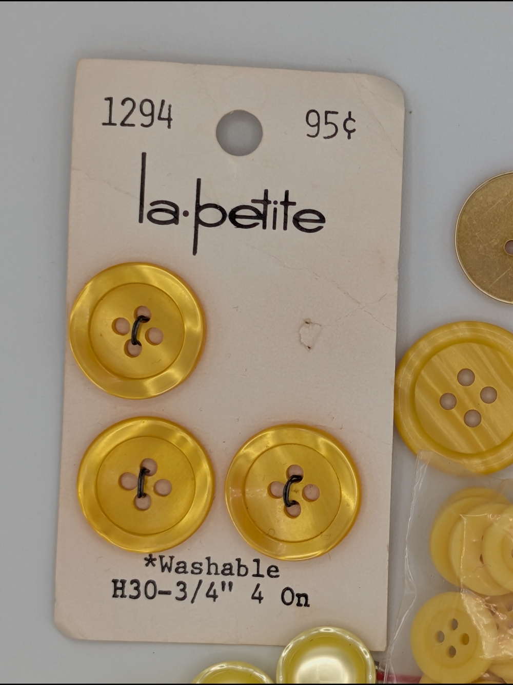 Set Assorted Yellow Vintage Buttons - Picture 3 of 5